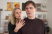 Frieder Hausdorf (Franz Hartwig) und Julia Graupner (Sinja Dieks) haben durch Geschäfte mit dem Toten viel Geld verloren. Gegenüber den Ermittlern beteuern sie, dass dies ihre Freundschaft zu dem Toten nicht belastet habe.