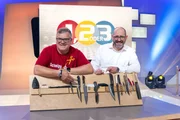 Heute zu Gast im Studio bei Elton (l.) ist Messerexperte Dr. Sixt Wetzler (r.), der sein Wissen über die Entwicklung des Messers mit dem Publikum teilt.