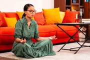 Lien (Nui Nguyen) probiert Meditation aus, um sich besser beim Lernen konzentrieren zu können.