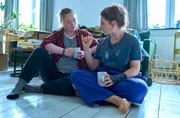 Dina Schwarz (Lou Strenger, r) und Kiki Schwarz (Amelie Gerdes, l) sprechen über die Zukunft.