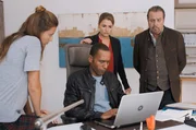 Jerry (Peter Marton, Mitte) durchsucht den Laptop des Toten. Die Volontärin Sissi Fischer (Lena Meckel, links), Johanna Beissl (Ines Lutz, 2. von rechts) und Benedikt Beissl (Andreas Giebel, rechts) beobachten das Ganze.