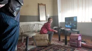 Unterdessen läuft die nachdrückliche Suche nach der verschwundenen Madita (Lilly Wagner, r.) weiter. Madita scheint gar nichts von der Gefahr, in der sie sich befindet, zu ahnen. Kennt sie etwa am Ende sogar ihren Entführer?