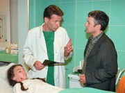 Dr. Roland Heilmann (Thomas Rühmann, li.) erklärt Thomas Paul (René Hofschneider), dass eine Operation von Lara (Maria Kühnel) unumgänglich ist.