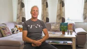 Ernst, 60, Restaurantfachmann aus der Steiermark, glaubt an die große Liebe. „Ich bin davon überzeugt, dass ich nicht für die Einsamkeit geboren bin“, sagt der Ennstaler. Die Richtige stellt Ernst sich so vor: „Dunkler Typ, nicht zu klein, keine Veganerin und nichts zu Extremes, weder politisch noch religiös. Sportlich wäre super und wenn sie Tennis spielt, wäre das ein Jackpot – das ist mein liebstes Hobby.“ Das beweist er dann auch gleich in seinem „Liebesgschichten – Portrait“. Beim Alter ist der sportliche Steirer offen: „Ende 40 bis 60 kann sie sein. Die Zukünftige kann aus ganz Österreich kommen oder auch aus Deutschland oder der Schweiz.“ Ernst ist ein klassischer Stier, findet er: geradlinig, treu, bodenständig. Er glaubt fest daran, dass manche Sternzeichen besser zusammenpassen. „Stier, Jungfrau, Steinbock, Skorpion – das könnte gut harmonieren. Mit Zwillingen läuft es eher nicht so gut – die sind zu lebhaft“, lacht er. Ernst hatte drei langjährige Beziehungen: „Die erste – auch eine Stierdame – hat super gepasst, aber ich war noch zu unreif. Bei der zweiten, einer Steinbock-Frau, war von meiner Seite aus noch keine finanzielle Sicherheit da. Dann erlebte ich acht Jahre lang ein ewiges On-Off mit einer Fisch-Dame.“ Dass Ernst keine Kinder hat, beschäftigt ihn: „Wenn mir eine Frau schreibt, die schon ein Kind hat, wäre das deshalb sehr schön für mich.“ Wenn Ernst eine Frau liebt, haut er sich kräftig ins Zeug: „Ich habe einer damaligen Partnerin um fünf Uhr in der Früh im Winter das Auto ausgeschaufelt, weil ich wusste, sie muss am Morgen zeitig weg. Solche romantischen Gesten würde ich für die Zukünftige auch machen.“ Nur tanzen – das ist nicht so seines, aber ausschließen würde der Restaurantfachmann es auch nicht: „Wenn sie Geduld mit mir hat, werde ich es schon versuchen.“ Ob Körperspannung vorhanden ist, will Nina Horowitz wissen. „Zwar nicht wie beim Elektriker – aber a Spannung is scho da!“, gibt sich der Steirer selbstironisch.