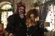 Teufel (Detlev Buck) und Hexe (Christiana Große) am Ende ihrer Reise im Haus der Liebegüte.