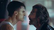 Nando (Álex González, l.) träumt von einer Karriere als Profiboxer, doch sein Trainer (Luis Zahera, r.) ist überzeugt, dass er dafür zu alt sei. Zwischen ihnen entbrennt ein hitziger Streit.