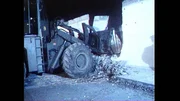 Nachtleben in Berlin (Ost und West) im Jahr 1990: im Namen der Wiedervereingung Berliner Bühnenkünstler reißt ein Bagger die Berliner Mauer an einer Stelle ein.