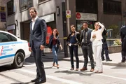 V.l.: Eric (Luke Roberts), Maxine (Sarah Greene), Zara (Nazneen Contractor), Oliver (Brandon Jay McLaren) und Nathalie Denard (Emma de Caunes)