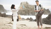 Bailey (Jenna Dewan) und John (Nathan Fillion) befinden sich in ihren Flitterwochen. Doch auf der Insel angekommen, werden sie massiv enttäuscht.