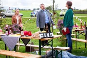 Am Tatort werden die Kommissare Winter (Vanessa Eckart, l.) und Stadler (Dieter Fischer, M.) von Pathologin Mai (Sina Wilke, r.) über die ersten Untersuchungsergebnisse informiert.