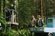 Umweltaktivisten besetzen den Wald des Barons Georg von Waldsee. Girwidz (Michael Brandner, l.) will die Sache selber in die Hand nehmen und mit den Aktivisten reden. Dazu brauchen Hubert (Christian Tramitz, r.) und Girwidz die Hilfe von Yazid (Hannes Ringlstetter, M). Umweltaktivisten besetzen den Wald des Barons Georg von Waldsee. Girwidz (Michael Brandner, l.) will die Sache selber in die Hand nehmen und mit den Aktivisten reden. Dazu brauchen Hubert (Christian Tramitz, r.) und Girwidz die Hilfe von Yazid (Hannes Ringlstetter, M).
