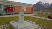 Die Lenin-B&uuml;ste und die typische Architektur erinnern an die sowjetische Vergangenheit von Pyramiden.