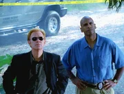 Horatio (David Caruso, l.) und Detective Bernstein (Michael Whaley) sehen sich die aufgehängte Leiche genauer an. Der Körper ist mit Verletzungen übersät.
