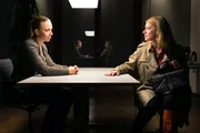 Sophie Haas (Caroline Peters, r) steht unter Verdacht: die Leiterin der Polizeistation von Hammelforst, Kriminalkommissarin Holm (Nina Proll) nimmt ihre Kollegin aus Hengasch ins Verhör.