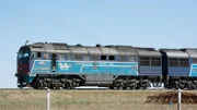 Güterzug in der mongolischen Steppe.