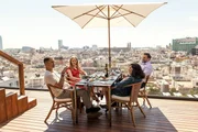 Sam Henderson mit seiner Crew aus der britischen Botschaft bei einem ersten gemeinsamen Abendessen über den Dächern von Barcelona. Von links: Carl Hyndley (Dylan Brady), Laura Simmonds (Sophie Rundle), Alba Ortiz (Serena Manteghi) und Sam Henderson (Steven Cree)