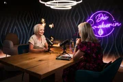 Monika Gruber (r.) und Susanne Wiesinger während ServusTVs „Die Gruaberin - Vodcast“ in Salzburg, Österreich.