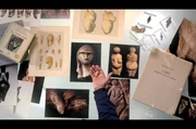 Das besonders Auffällige an der „Venus von Brassempouy“ ist ihre sehr geringe Größe: Die Skulptur misst lediglich 3,65 Zentimeter und ist aus Mammutelfenbein.