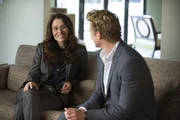 Jane (Simon Baker, r.) und Lisbon (Robin Tunney, l.) wollen herausfinden, ob der Psychiater Feinberg selbst der Mörder seiner Ehefrau war, die vor zehn Jahren umgebracht wurde, und ob ein Unschuldiger für diese Tat hingerichtet werden soll ...