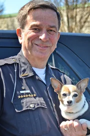 Dan McLelland mit Midge der Chihuahua
