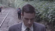 Lieutenant Joe Kenda (Carl Marino, vorne) steht vor einem schaurigen Familiengeheimnis. Auf den Schienen einer einsamen Zugstrecke wird eine enthauptete Leiche gefunden, wenig später zudem eine Mädchenleiche in einem Keller. Was haben die beiden Fälle gemeinsam?
