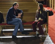 Jason Gideon (Mandy Patinkin, l.) erhofft sich von Brandy (Shanna Collins, r.) Informationen über Cherish und Adam zu bekommen ...
