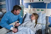 Nach der OP ist Gernot (Stephan Szasz, l.) bei seiner Tochter Malina (Lucie Hollmann, r.); doch er hat gelernt, los zu lassen.