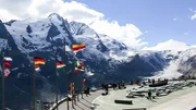 "Dem Himmel so nah - zwischen Karwendel und Dolomiten", Zwischen dem Karwendel und den Dolomiten zeigt sich Tirol von seiner vielleicht beeindruckendsten Seite: Weite Täler, schneebedeckte Gipfel, blanke Seen und blühende Bergwiesen. Hier hat die Natur eine Landschaft von bezaubernder Schönheit geschaffen - eine Schönheit, in die sich die Menschen mit traditionellen Bauernhöfen und lebendigem Brauchtum organisch eingefügt haben. Regisseur Gerhard Amm bereist diesen Flecken Österreich und zeigt, wie er den Menschen hier seit Generationen zur Heimat geworden ist.