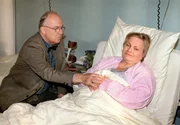 MDR Fernsehen IN ALLER FREUNDSCHAFT FOLGE 82, "Alte Liebe rostet nicht", am Donnerstag (31.05.12) um 12:30 Uhr. Kurt Wagner (Michael Gahr) sitzt am Bett seiner schwerkranken Lebensgefährtin Elvira Droll (Evelyn Meyka).