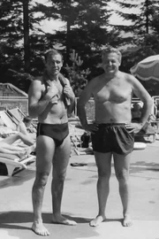 Bond-Darsteller Sean Connery erholt sich während einer Drehpause von 'Goldfinger' im Bürgenstock-Club.