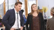 Als sich herausstellt, dass das Opfer ein Yogastudio betrieben hat, befragen Booth (David Boreanaz) und Brennan (Emily Deschanel) die Mitarbeiter.