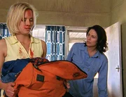 Claire (Lisa Chappell, r.) findet Becky (Jessica Napier) betrunken und blutüberströmt. Was ist passiert?