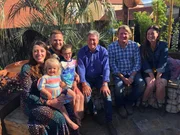 V.l.: Alice Robinson, Adam Robinson, Alan Titchmarsh, David Domoney und Frances Tophill,  Unten: Ruby Robinson und Harper Robinson; V.l.: Alice Robinson, Adam Robinson, Alan Titchmarsh, David Domoney und Frances Tophill,  Unten: Ruby Robinson und Harper Robinson. V.l.: Alice Robinson, Adam Robinson, Alan Titchmarsh, David Domoney und Frances Tophill,  Unten: Ruby Robinson und Harper Robinson; V.l.: Alice Robinson, Adam Robinson, Alan Titchmarsh, David Domoney und Frances Tophill,  Unten: Ruby Robinson und Harper Robinson.