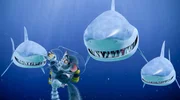 Das sieht gar nicht gut aus! Nachdem es im U-Boot Turbolenzen gab, findet sich King Juliens Team allein im Ozean. Doch sie sind nicht ganz allein - die Haie haben sie bereits gewittert.