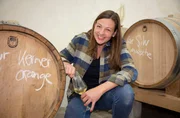 Zum Auftakt geht es nach Franken. Im Gutshof der Burg Lisberg bei Bamberg interpretiert die Jungwinzerin Kerstin Laufer traditionelle Frankenweine neu.