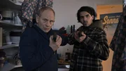 Gerade noch rechtzeitig: Als Bernhard Henschel (Michael Lott, l.) und Samir Amari (Skandar Amini, r.) das Reisebüro aufsuchen, wird Jannik Frisch verprügelt. Was wollen die Schergen von ihm?