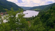 Die Wachau ist ein Durchbruchstal, dass die Donau in die in den harten Gesteinsuntergrund der Böhmischen Masse gegraben hat. Sie liegt eingebettet zwischen den Höhen des Waldviertels und jenen des Dunkelsteinerwaldes.