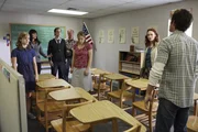 Als ein Notruf aus der streng religiösen Sekte Führung von Benjamin Cyrus (Luke Perry, r.) eingeht, dass dort junge Mädchen missbraucht würden, gehen Emily (Paget Brewster, 2.v.l.) und Reid (Matthew Gray Gubler, 3.v.l.) mit einer Jugendamtsmitarbeiterin dort hin, um die Mädchen verdeckt zu vernehmen ...