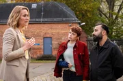 Romy Heiland (Christina Athenstädt, l.) und Tilly Vogel (Sina Reiß, m.) versuchen sich mit Hilfe eines Security-Mannes (Ibrahim Al-Khalil, r.) ein Bild von dem Unfall-Hergang zu machen, der ihrer Mandantin unterstellt wird.