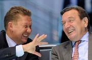 Gazprom's CEO Alexei Miller und Nord Stream's Förderer Gerhardt Schroder während einer Veranstaltung zur zukünftigen Zusammenarbeit mit China im Juni 2010 in St. Petersburg
