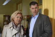 Schlechte Nachrichten! Christoph Lentz (Sven Martinek, rechts) hat von Christine Herzog vom Jugendamt (Andrea L'Arronge) soeben erfahren, dass sein Pflegekind Luisa laut richterlichem Beschluss zur&uuml;ck zu den leiblichen Eltern soll.