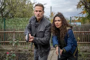 Als Jan Maybach (Marco Girnth, l.) und Kim Nowak (Amy Mußul, r.) einen weiteren Klienten des Gerichtsvollziehers befragen wollen, wird plötzlich aus der Gartenlaube geschossen.