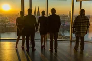 Ein neues Leben beginnt: Danni (Annette Frier, M.), Olli (Jan Sosniok, 2.v.l.), Nils (Oliver Fleischer, r.), Bea (Nadja Becker, l.) und Kurt (Axel Siefer, 2.v.r.) ...