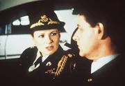 Major Sally McGill (Suzanne Lederer, l.) hat mit ihrem Komplizen Miles Carpenter (Allen Williams, r.) eine Liste mit den Namen von US-Agenten erbeutet, die sie nun verkaufen will. Ein gefährliches Unterfangen ...