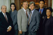 (v.li.) Bezirksstaatsanwalt Adam Schiff (Steven Hill), Bezirksstaatsanwältin Abbie Carmichael (Angie Harmon), Detective Lennie Briscoe (Jerry Orbach), Oberstaatsanwalt John 'Jack' McCoy (Sam Waterston), Detective Reynaldo 'Rey' Curtis (Benjamin Bratt) und Lieutenant Anita Van Buren (S. Epatha Merkerson) sind im täglichen Kampf gegen das Verbrechen unterwegs.