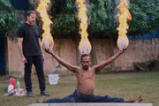 Fire Ramesh führt seine Routine für David Blaine vor.