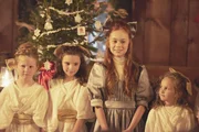 Anne Shirley (Ella Ballentine) feiert Weihnachten.