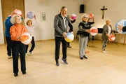Damit seine Tarnung nicht auffliegt, muss Girwidz (Michael Brandner) an der Gymnastikstunde teilnehmen.