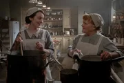 Daisy Parker (Sophie McShera, l.); Mrs. Patmore (Lesley Nicol, r.)