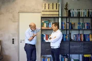 Harald Lesch (l.) bespricht mit dem Nobelpreisträger Ferenc Krausz (r.), wohin uns die Quantenforschung noch führen wird. Sie eröffnet uns eine neue Welt, jenseits unserer Vorstellungskraft.